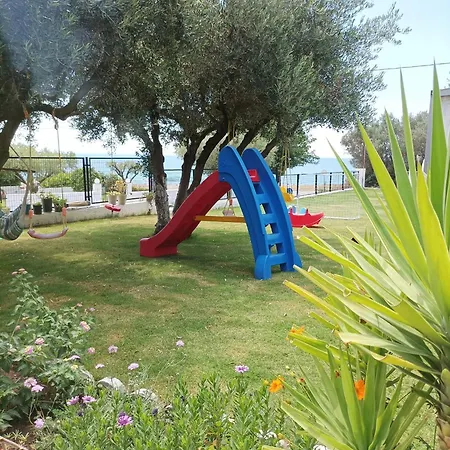 Beachfront Eva's House Vakantiehuis *