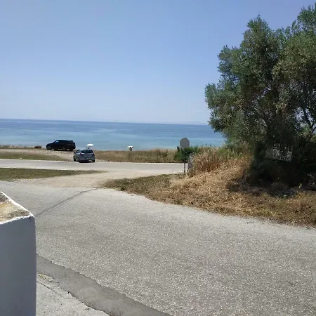 Beachfront Eva's House Vakantiehuis Karianí