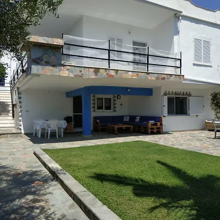 Beachfront Eva's House 펜션 Karianí